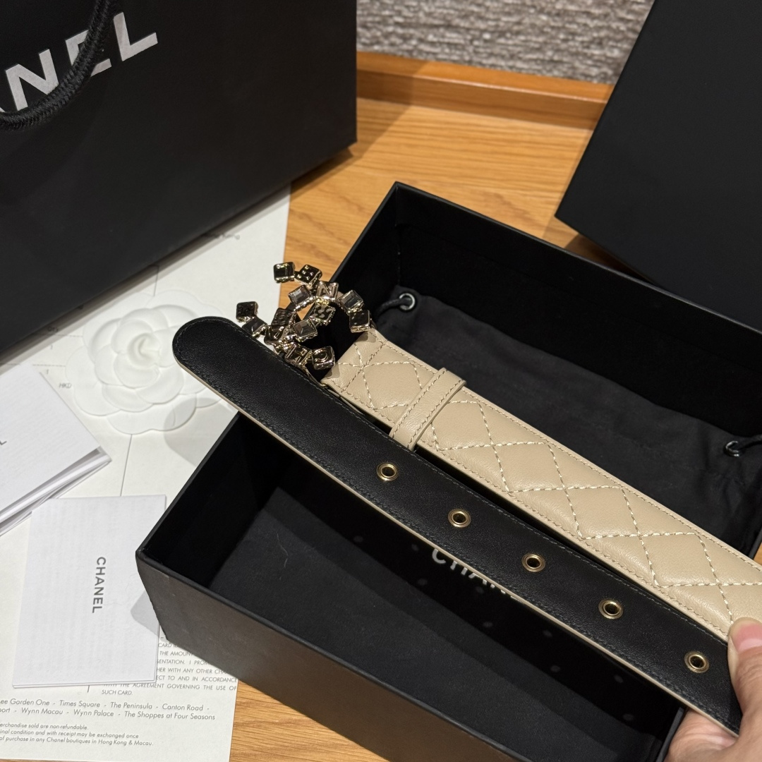 -香家新款女士腰带经典金属双C字母标志，采用菱格羊皮，羊皮质感超柔软，五金扣头做工非常好，显示腰型，巨百