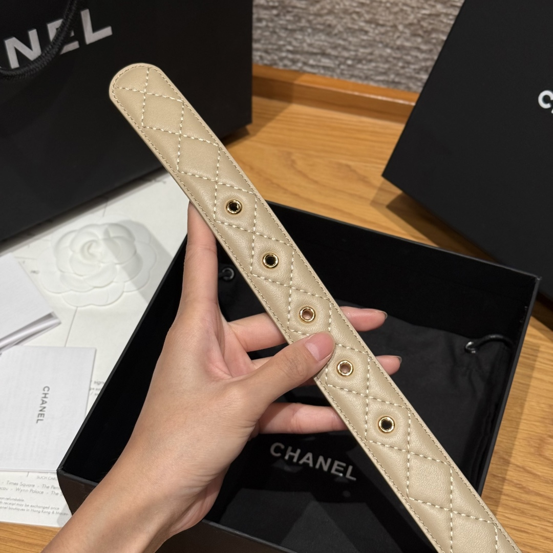 -香家新款女士腰带经典金属双C字母标志，采用菱格羊皮，羊皮质感超柔软，五金扣头做工非常好，显示腰型，巨百
