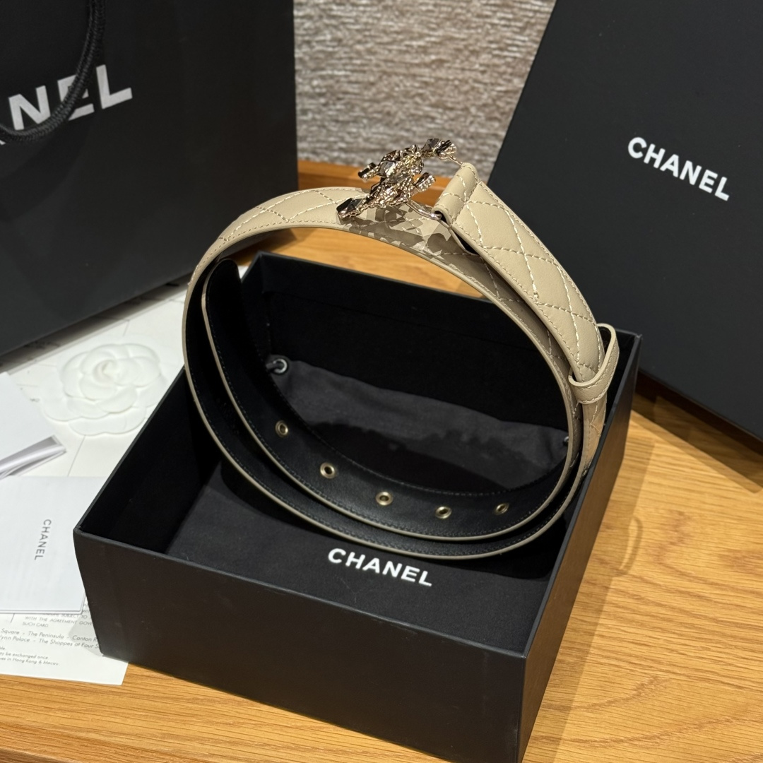 -香家新款女士腰带经典金属双C字母标志，采用菱格羊皮，羊皮质感超柔软，五金扣头做工非常好，显示腰型，巨百