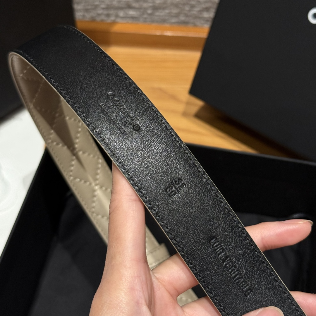 -香家新款女士腰带经典金属双C字母标志，采用菱格羊皮，羊皮质感超柔软，五金扣头做工非常好，显示腰型，巨百