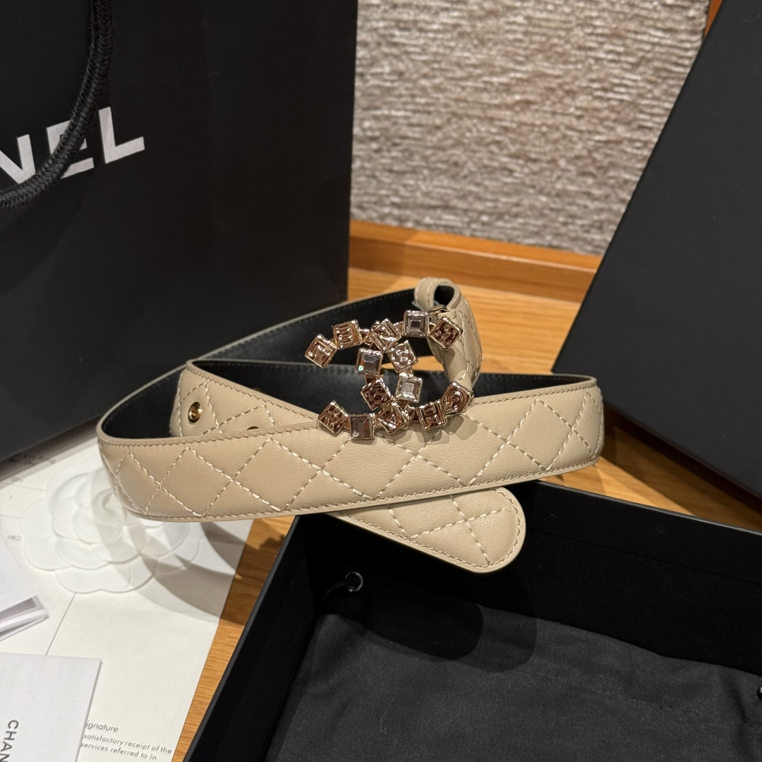 -香家新款女士腰带经典金属双C字母标志，采用菱格羊皮，羊皮质感超柔软，五金扣头做工非常好，显示腰型，巨百