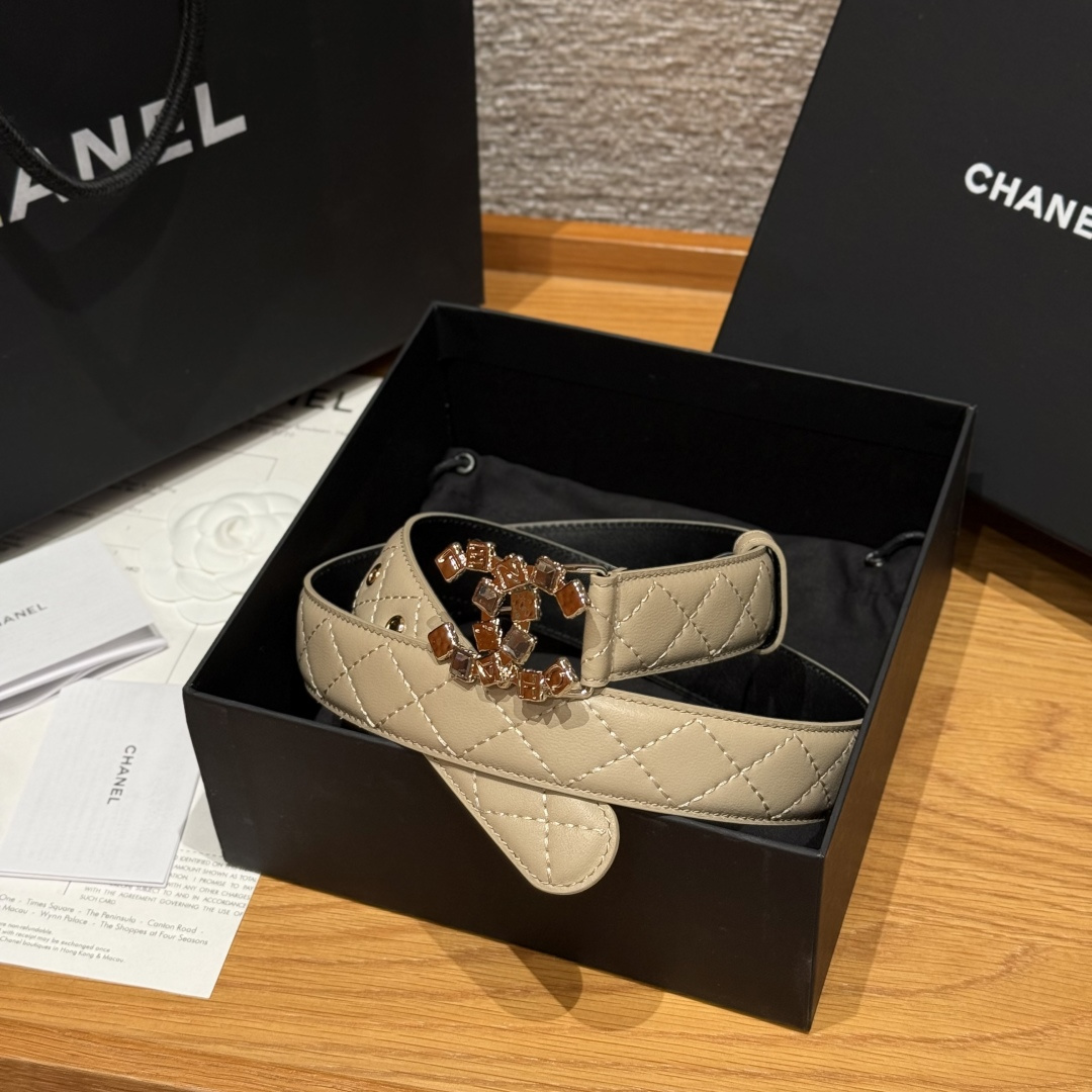 -香家新款女士腰带经典金属双C字母标志，采用菱格羊皮，羊皮质感超柔软，五金扣头做工非常好，显示腰型，巨百