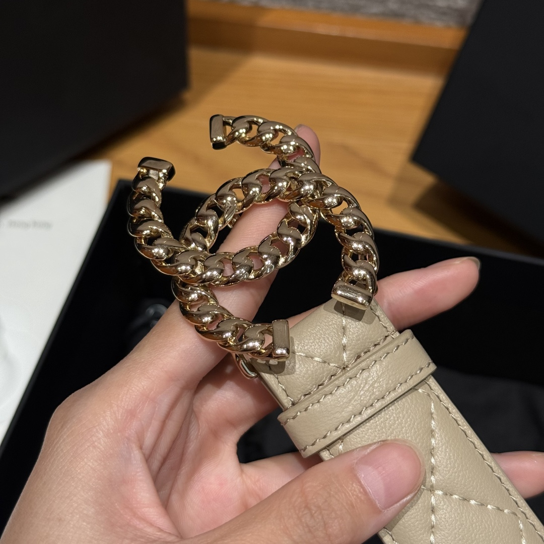 -香家新款女士腰带经典金属双C字母标志，采用菱格羊皮，羊皮质感超柔软，五金扣头做工非常好，显示腰型，巨百
