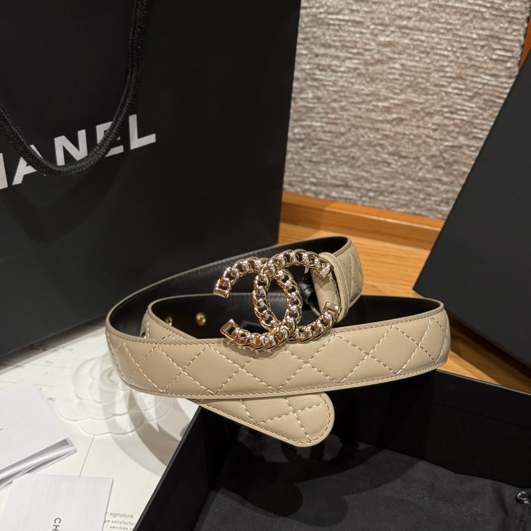 -香家新款女士腰带经典金属双C字母标志，采用菱格羊皮，羊皮质感超柔软，五金扣头做工非常好，显示腰型，巨百