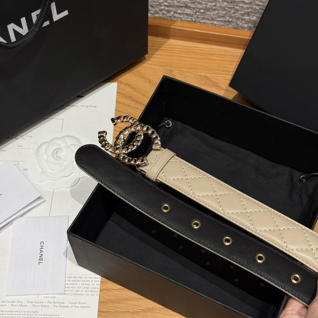 -香家新款女士腰带经典金属双C字母标志，采用菱格羊皮，羊皮质感超柔软，五金扣头做工非常好，显示腰型，巨百