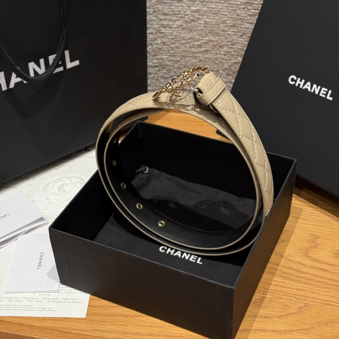 -香家新款女士腰带经典金属双C字母标志，采用菱格羊皮，羊皮质感超柔软，五金扣头做工非常好，显示腰型，巨百