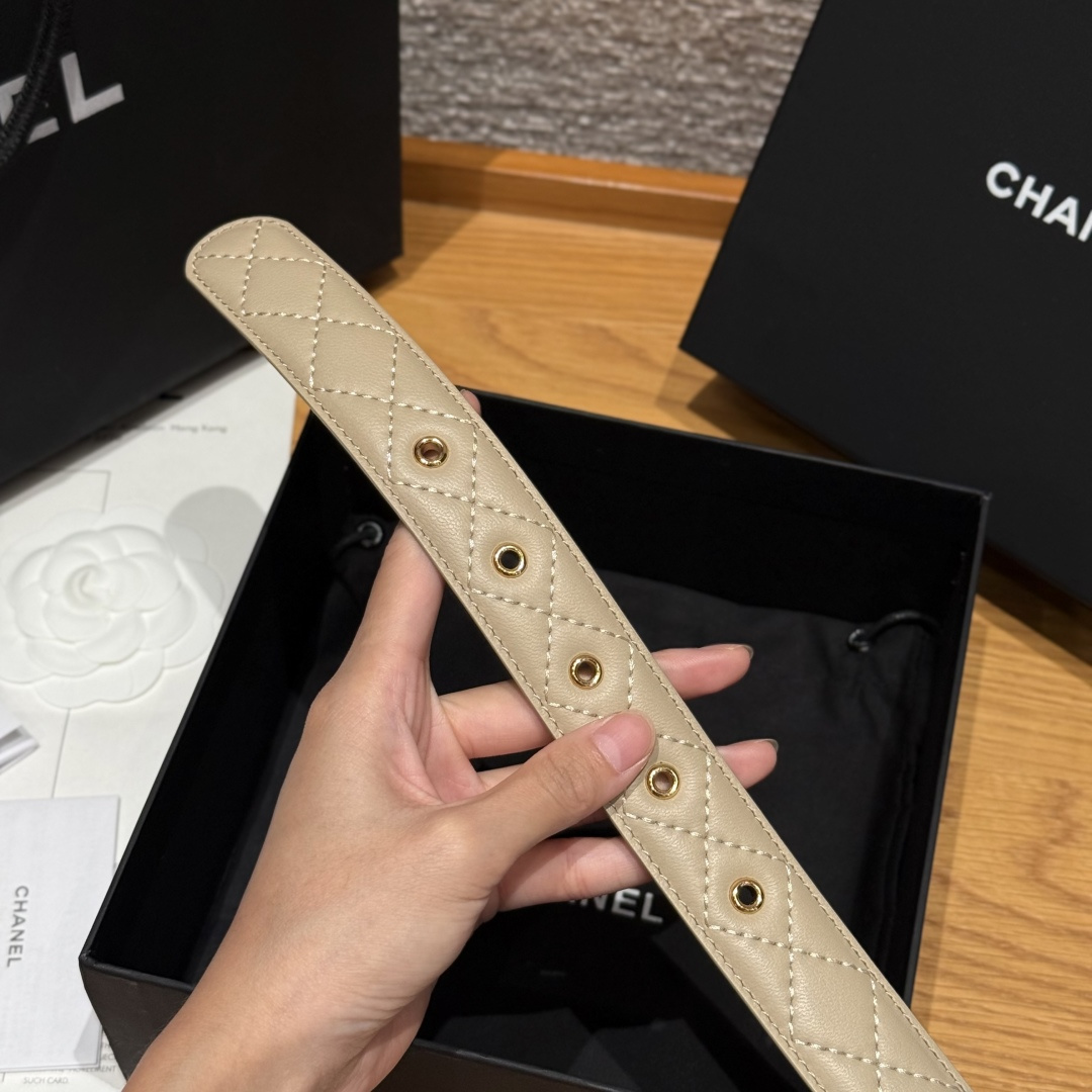 -香家新款女士腰带经典金属双C字母标志，采用菱格羊皮，羊皮质感超柔软，五金扣头做工非常好，显示腰型，巨百
