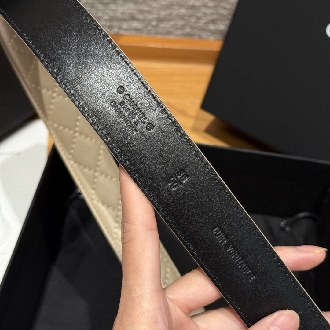 -香家新款女士腰带经典金属双C字母标志，采用菱格羊皮，羊皮质感超柔软，五金扣头做工非常好，显示腰型，巨百