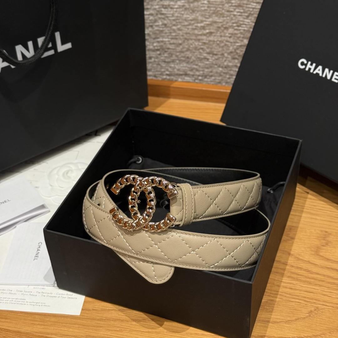 -香家新款女士腰带经典金属双C字母标志，采用菱格羊皮，羊皮质感超柔软，五金扣头做工非常好，显示腰型，巨百