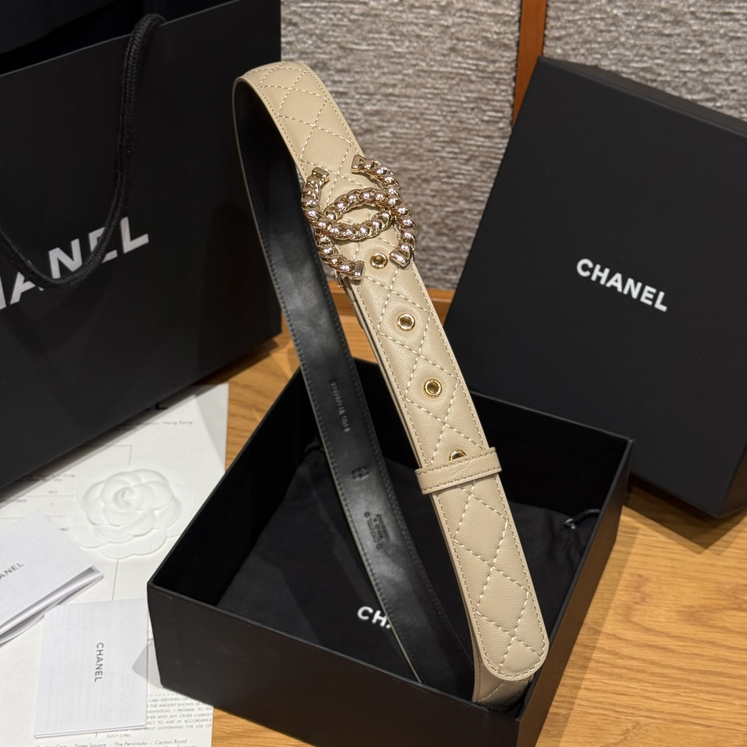 -香家新款女士腰带经典金属双C字母标志，采用菱格羊皮，羊皮质感超柔软，五金扣头做工非常好，显示腰型，巨百