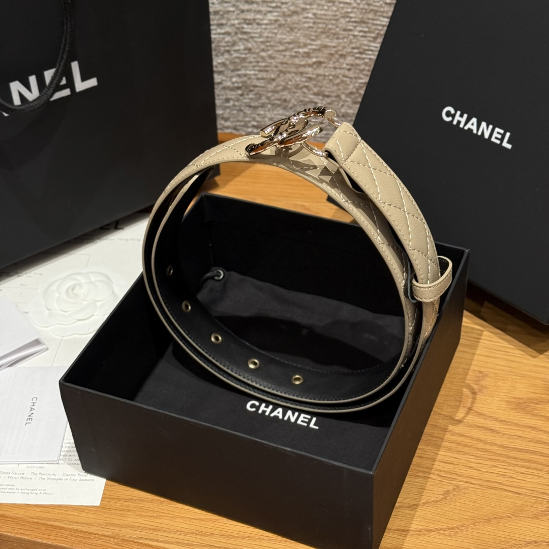 -香家新款女士腰带经典金属双C字母标志，采用菱格羊皮，羊皮质感超柔软，五金扣头做工非常好，显示腰型，巨百