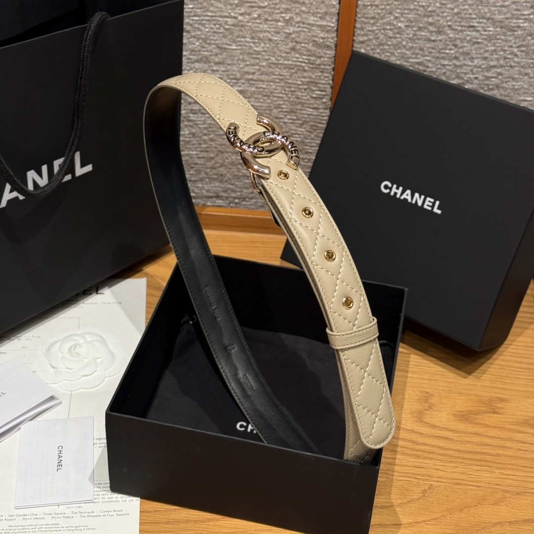 -香家新款女士腰带经典金属双C字母标志，采用菱格羊皮，羊皮质感超柔软，五金扣头做工非常好，显示腰型，巨百