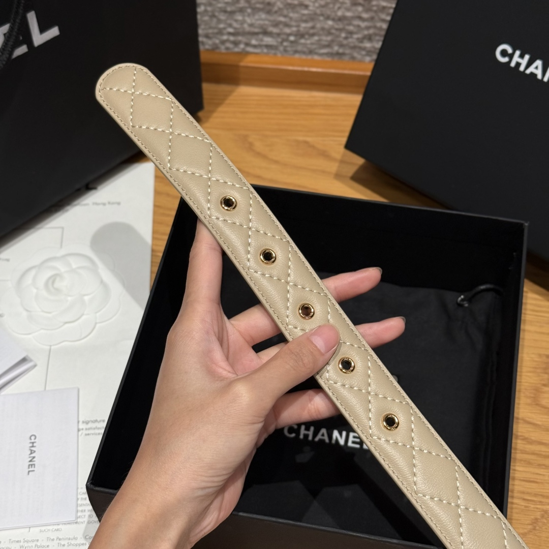 -香家新款女士腰带经典金属双C字母标志，采用菱格羊皮，羊皮质感超柔软，五金扣头做工非常好，显示腰型，巨百