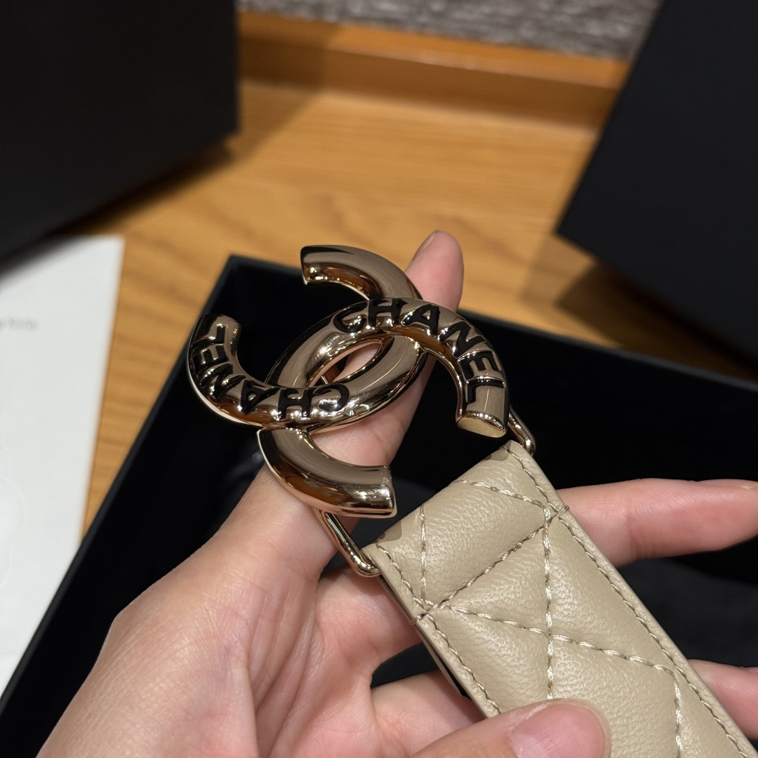 -香家新款女士腰带经典金属双C字母标志，采用菱格羊皮，羊皮质感超柔软，五金扣头做工非常好，显示腰型，巨百