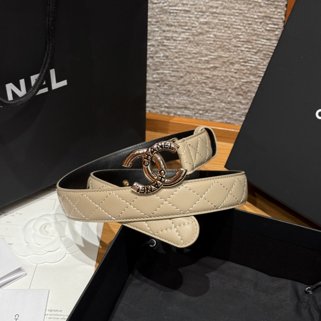 -香家新款女士腰带经典金属双C字母标志，采用菱格羊皮，羊皮质感超柔软，五金扣头做工非常好，显示腰型，巨百