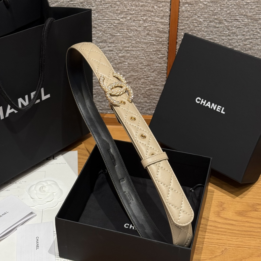 -香家新款女士腰带经典金属双C字母标志，采用菱格羊皮，羊皮质感超柔软，五金扣头做工非常好，显示腰型，巨百