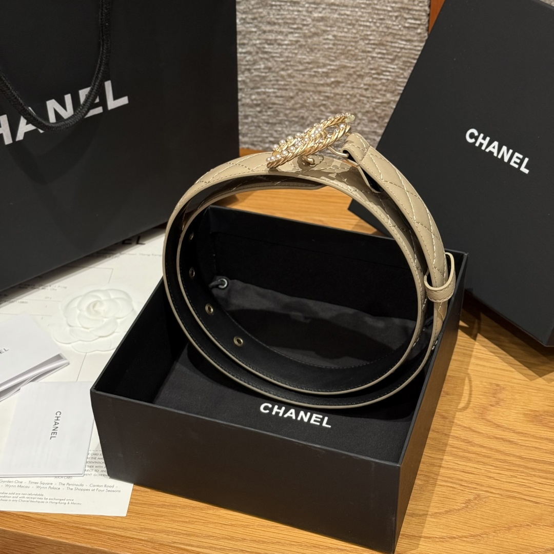 -香家新款女士腰带经典金属双C字母标志，采用菱格羊皮，羊皮质感超柔软，五金扣头做工非常好，显示腰型，巨百