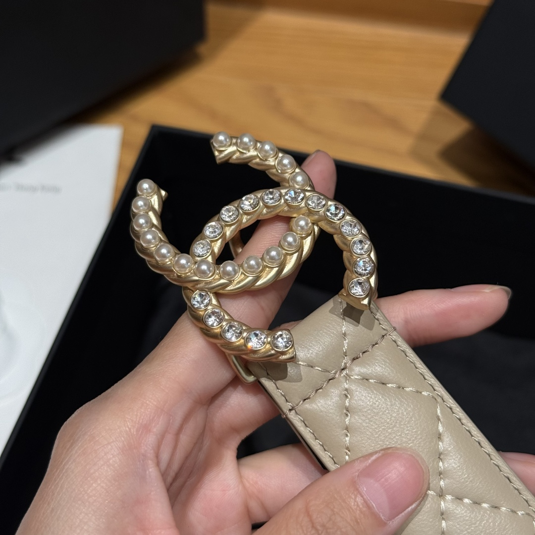-香家新款女士腰带经典金属双C字母标志，采用菱格羊皮，羊皮质感超柔软，五金扣头做工非常好，显示腰型，巨百