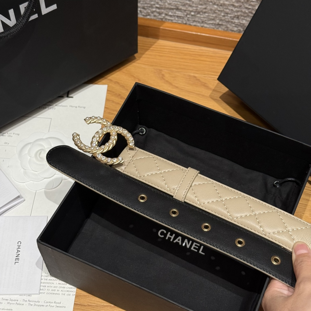 -香家新款女士腰带经典金属双C字母标志，采用菱格羊皮，羊皮质感超柔软，五金扣头做工非常好，显示腰型，巨百