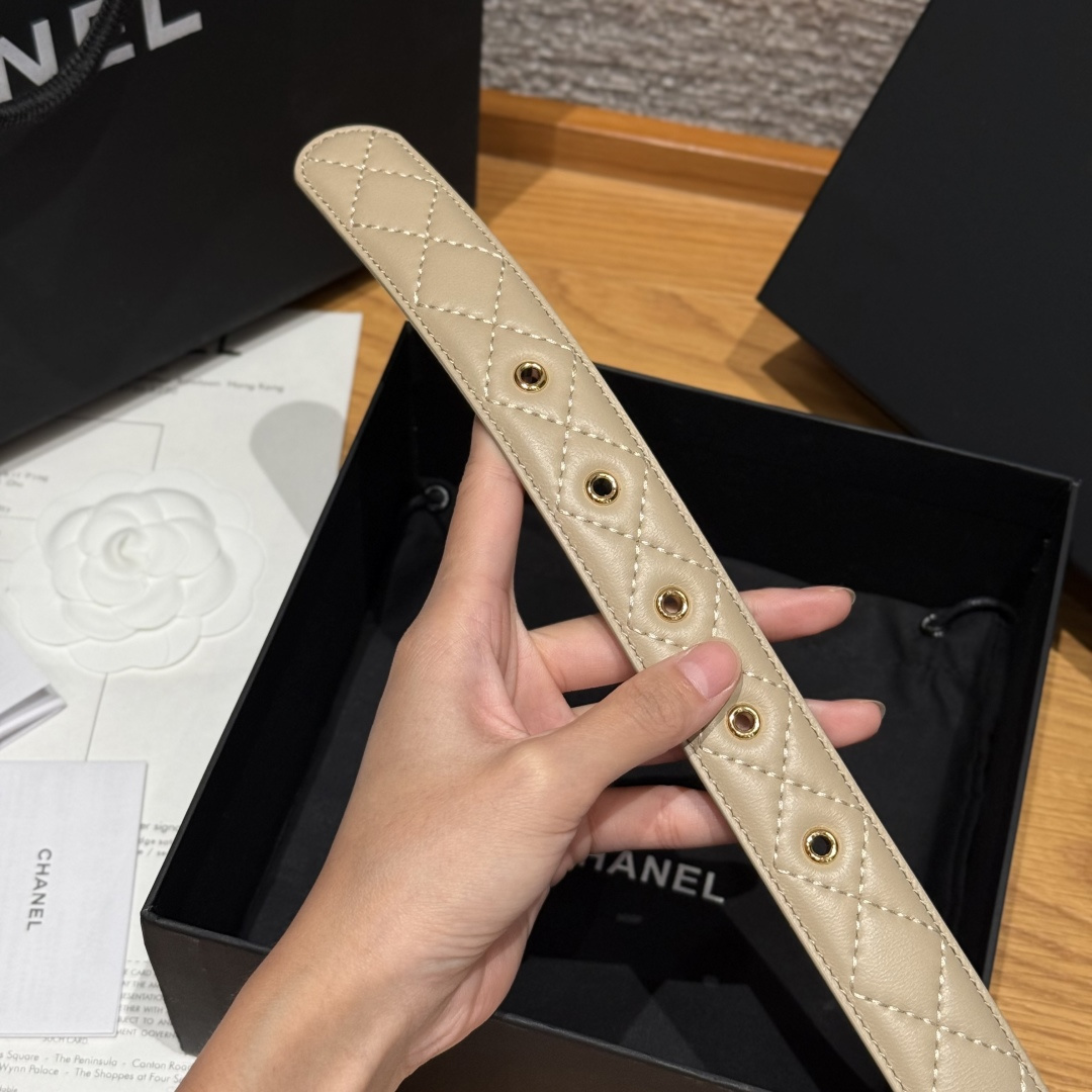 -香家新款女士腰带经典金属双C字母标志，采用菱格羊皮，羊皮质感超柔软，五金扣头做工非常好，显示腰型，巨百