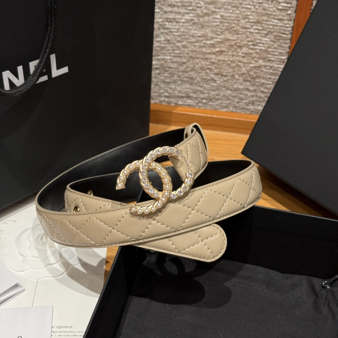 -香家新款女士腰带经典金属双C字母标志，采用菱格羊皮，羊皮质感超柔软，五金扣头做工非常好，显示腰型，巨百