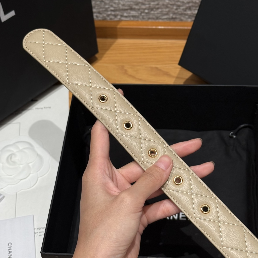 -香家新款女士腰带经典金属双C字母标志，采用菱格羊皮，羊皮质感超柔软，五金扣头做工非常好，显示腰型，巨百