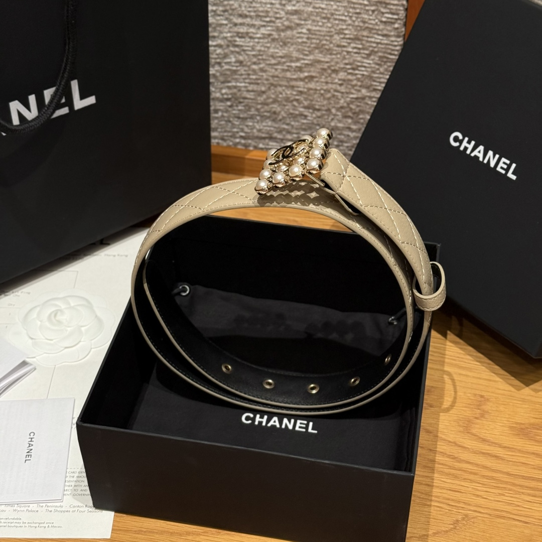 -香家新款女士腰带经典金属双C字母标志，采用菱格羊皮，羊皮质感超柔软，五金扣头做工非常好，显示腰型，巨百