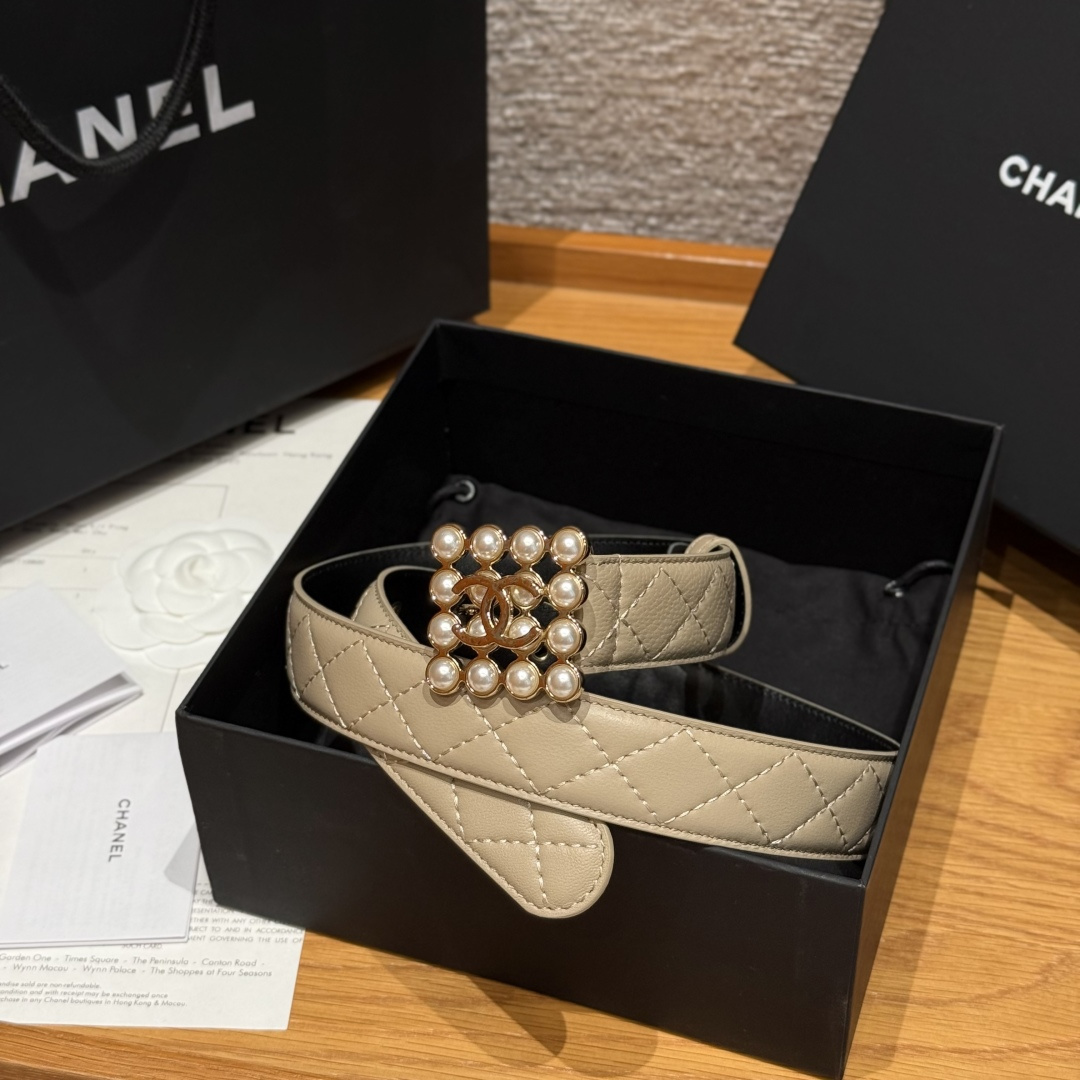 -香家新款女士腰带经典金属双C字母标志，采用菱格羊皮，羊皮质感超柔软，五金扣头做工非常好，显示腰型，巨百