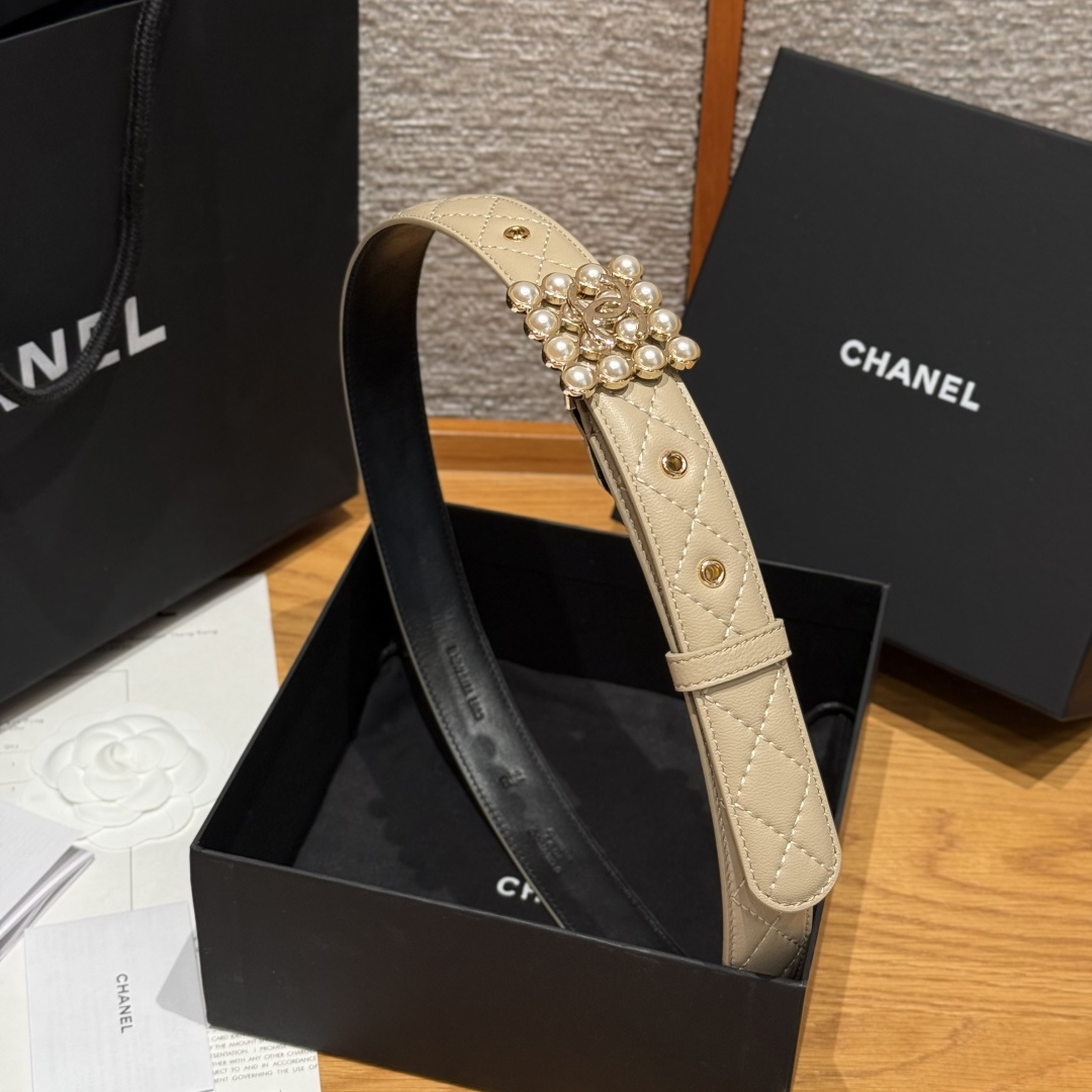 -香家新款女士腰带经典金属双C字母标志，采用菱格羊皮，羊皮质感超柔软，五金扣头做工非常好，显示腰型，巨百