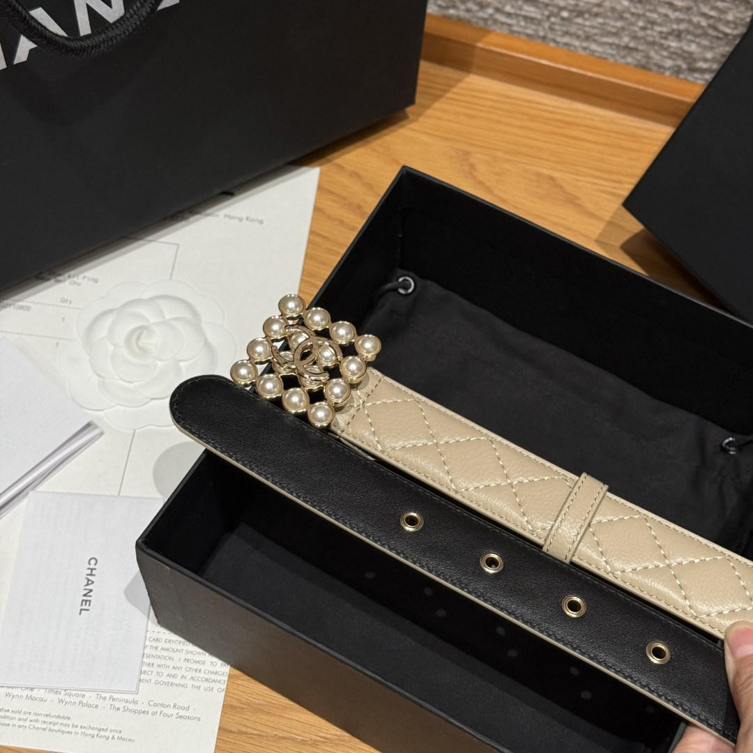 -香家新款女士腰带经典金属双C字母标志，采用菱格羊皮，羊皮质感超柔软，五金扣头做工非常好，显示腰型，巨百