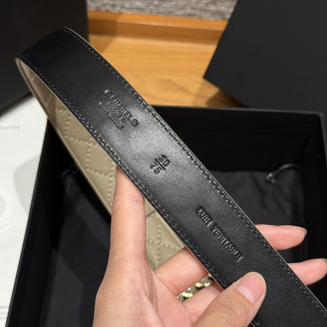 -香家新款女士腰带经典金属双C字母标志，采用菱格羊皮，羊皮质感超柔软，五金扣头做工非常好，显示腰型，巨百