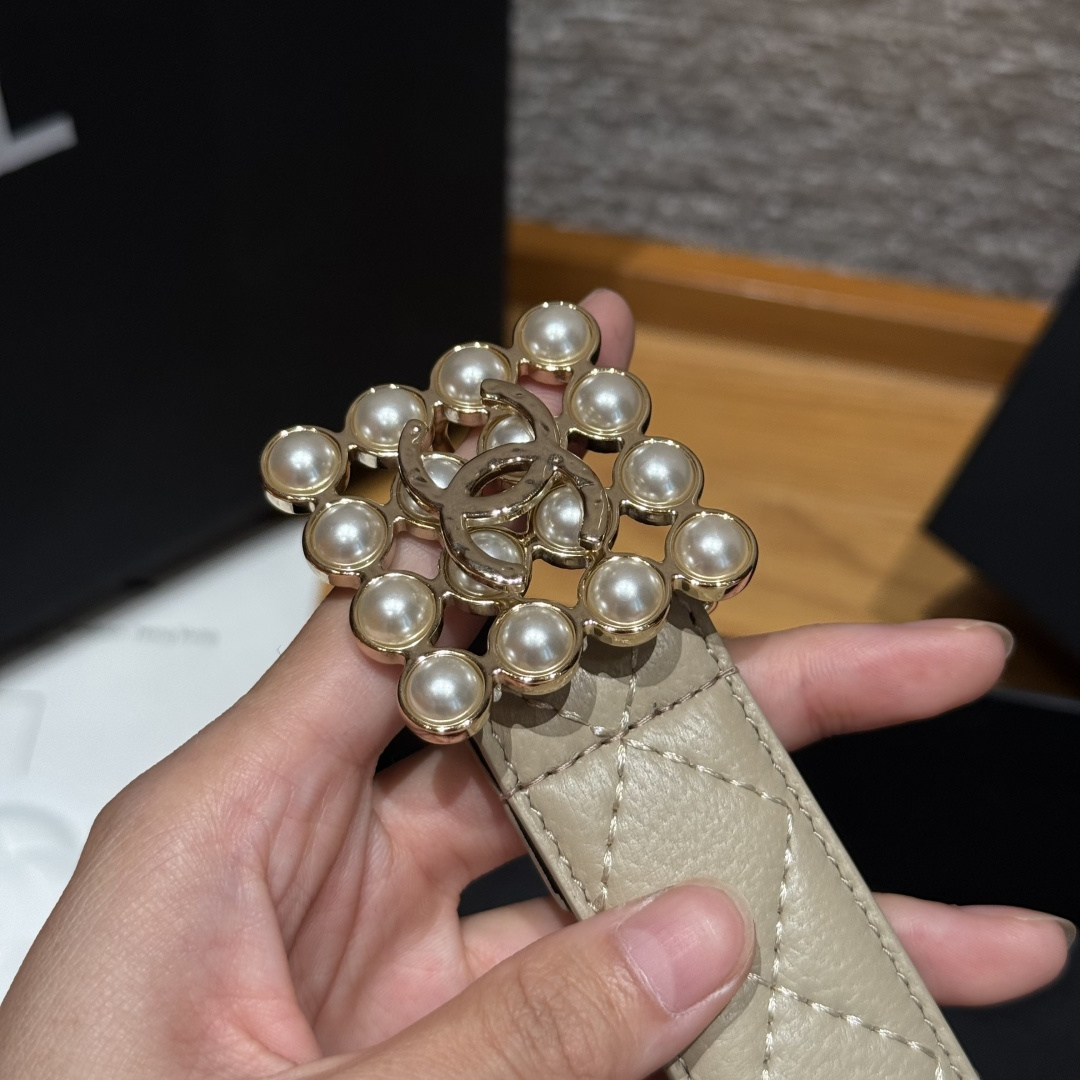 -香家新款女士腰带经典金属双C字母标志，采用菱格羊皮，羊皮质感超柔软，五金扣头做工非常好，显示腰型，巨百