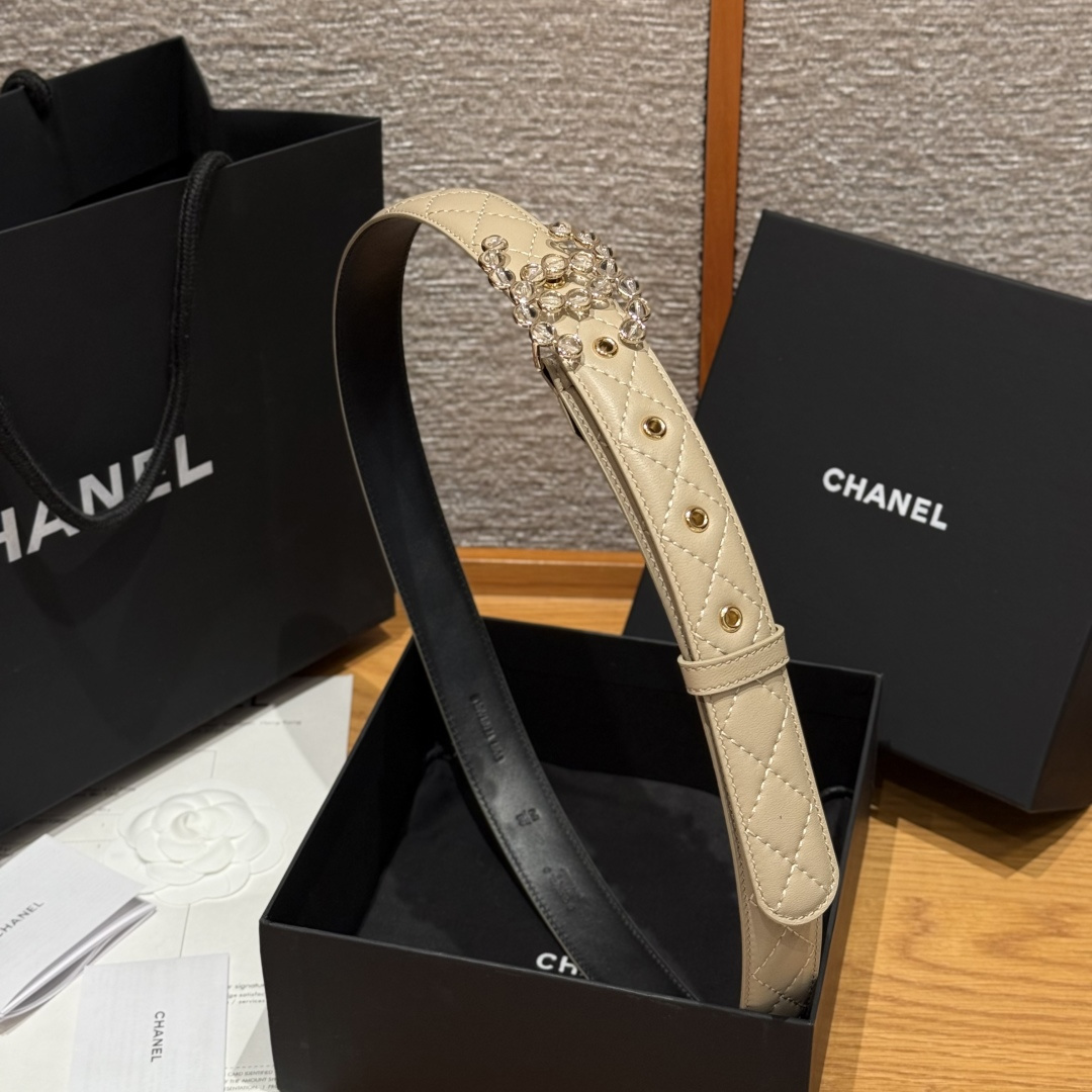 -香家新款女士腰带经典金属双C字母标志，采用菱格羊皮，羊皮质感超柔软，五金扣头做工非常好，显示腰型，巨百