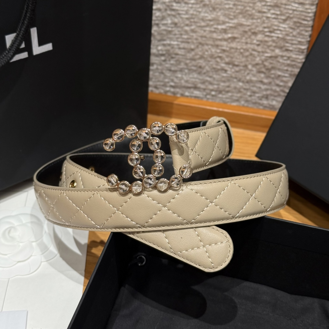 -香家新款女士腰带经典金属双C字母标志，采用菱格羊皮，羊皮质感超柔软，五金扣头做工非常好，显示腰型，巨百