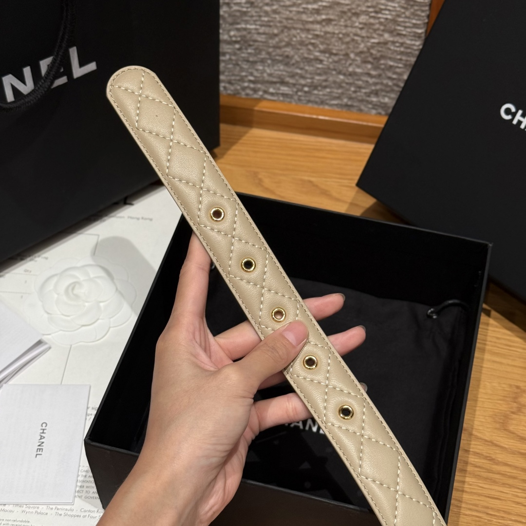 -香家新款女士腰带经典金属双C字母标志，采用菱格羊皮，羊皮质感超柔软，五金扣头做工非常好，显示腰型，巨百
