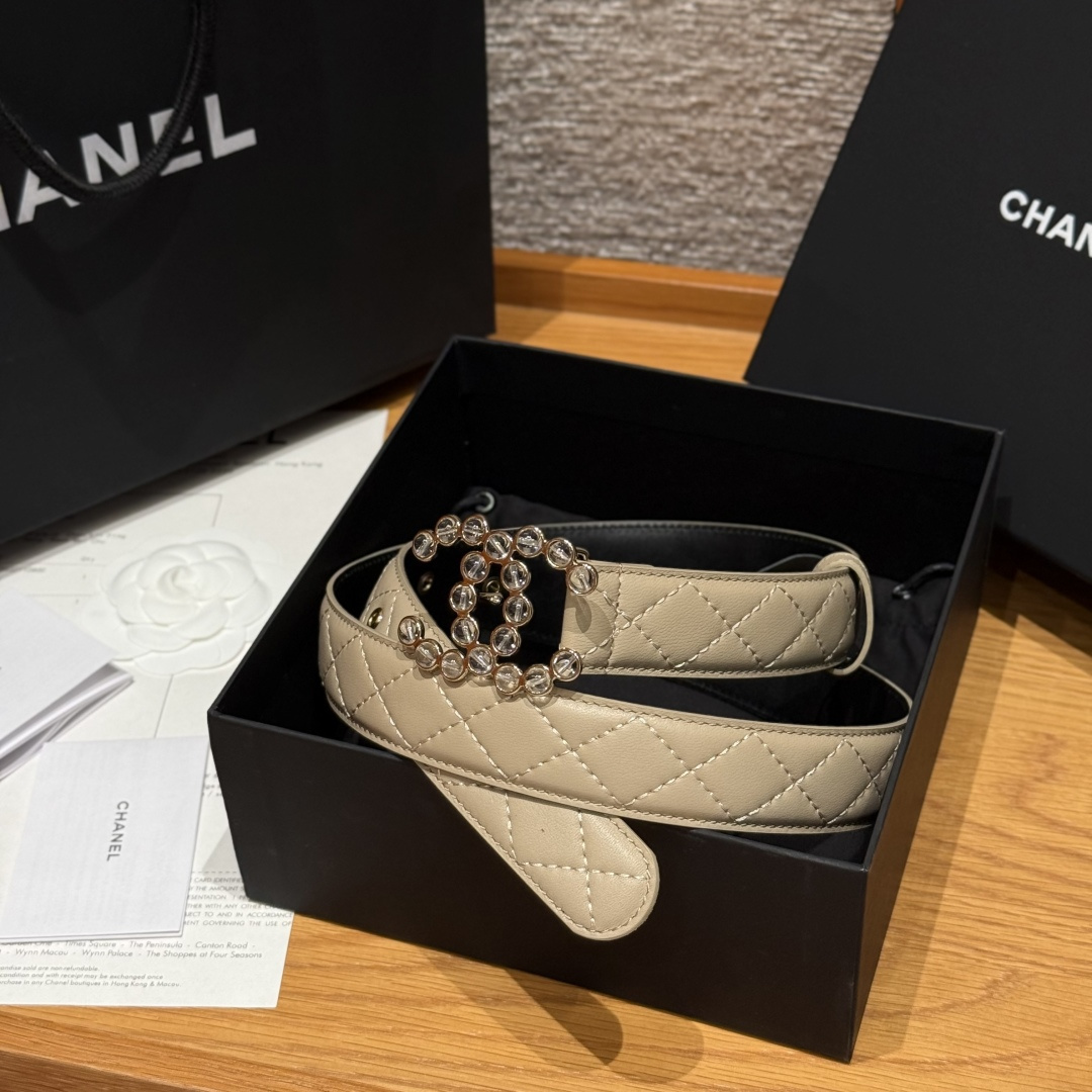 -香家新款女士腰带经典金属双C字母标志，采用菱格羊皮，羊皮质感超柔软，五金扣头做工非常好，显示腰型，巨百