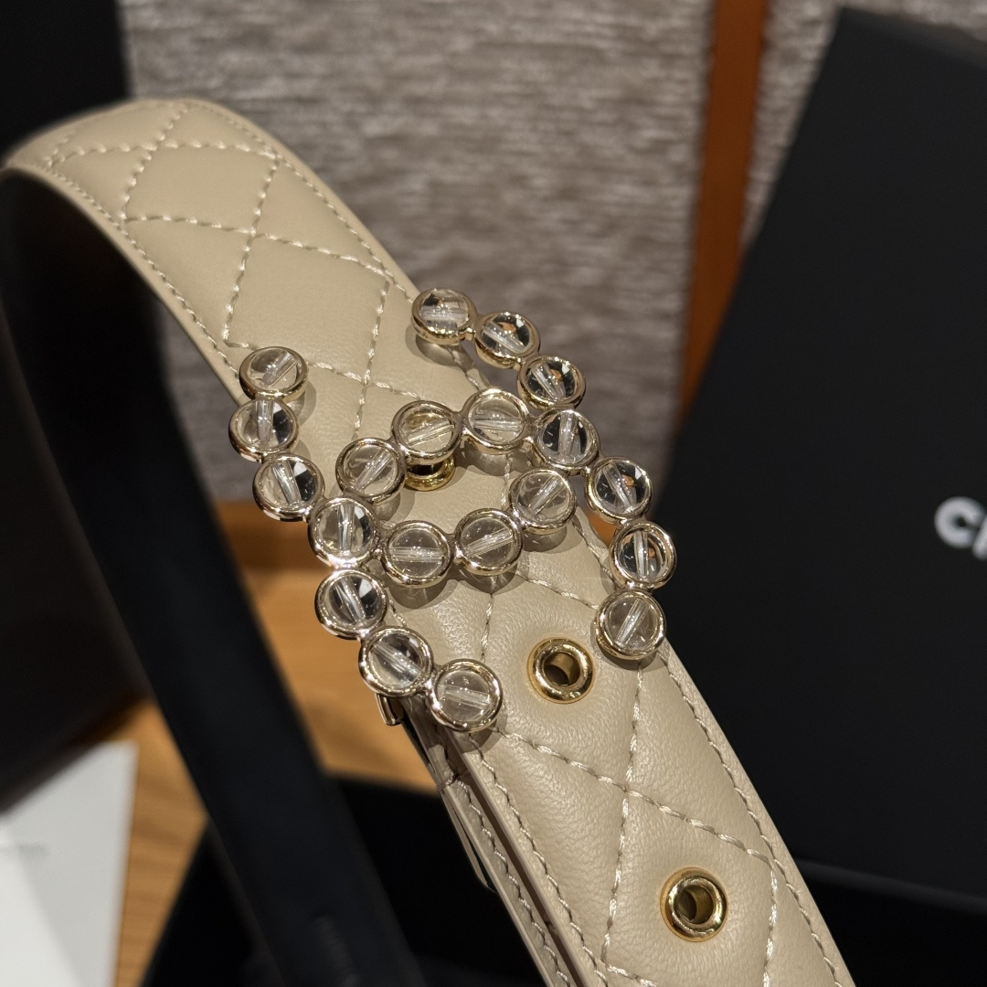 -香家新款女士腰带经典金属双C字母标志，采用菱格羊皮，羊皮质感超柔软，五金扣头做工非常好，显示腰型，巨百