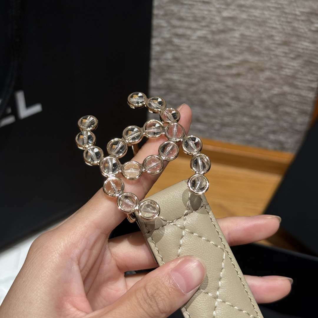 -香家新款女士腰带经典金属双C字母标志，采用菱格羊皮，羊皮质感超柔软，五金扣头做工非常好，显示腰型，巨百