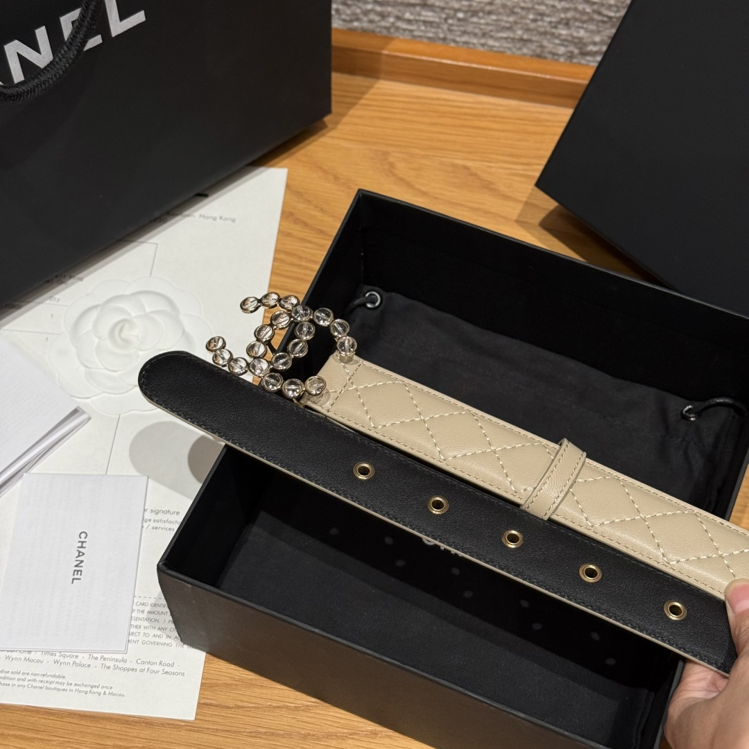 -香家新款女士腰带经典金属双C字母标志，采用菱格羊皮，羊皮质感超柔软，五金扣头做工非常好，显示腰型，巨百