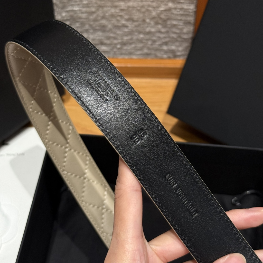 -香家新款女士腰带经典金属双C字母标志，采用菱格羊皮，羊皮质感超柔软，五金扣头做工非常好，显示腰型，巨百