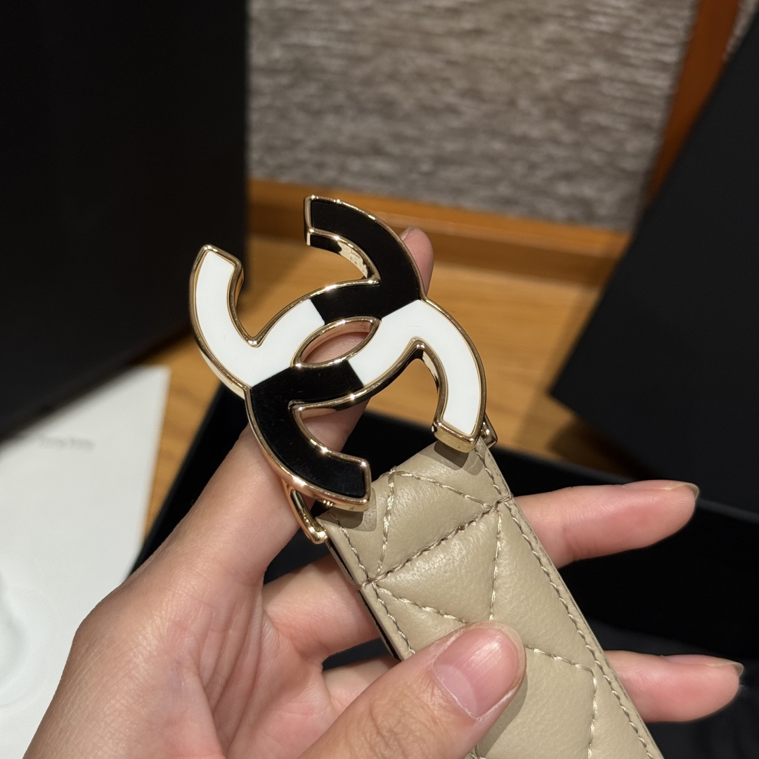 -香家新款女士腰带经典金属双C字母标志，采用菱格羊皮，羊皮质感超柔软，五金扣头做工非常好，显示腰型，巨百
