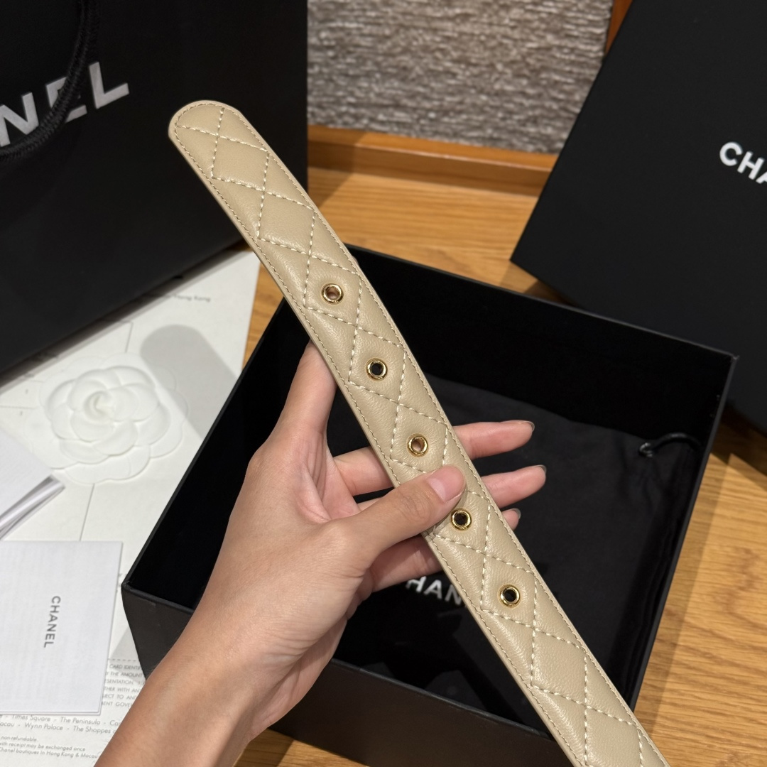 -香家新款女士腰带经典金属双C字母标志，采用菱格羊皮，羊皮质感超柔软，五金扣头做工非常好，显示腰型，巨百