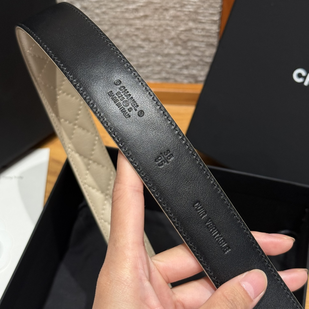 -香家新款女士腰带经典金属双C字母标志，采用菱格羊皮，羊皮质感超柔软，五金扣头做工非常好，显示腰型，巨百