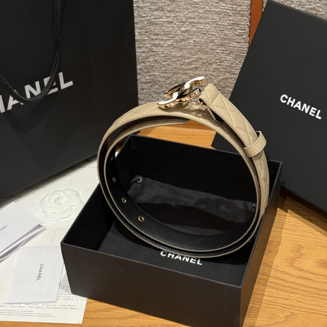 -香家新款女士腰带经典金属双C字母标志，采用菱格羊皮，羊皮质感超柔软，五金扣头做工非常好，显示腰型，巨百