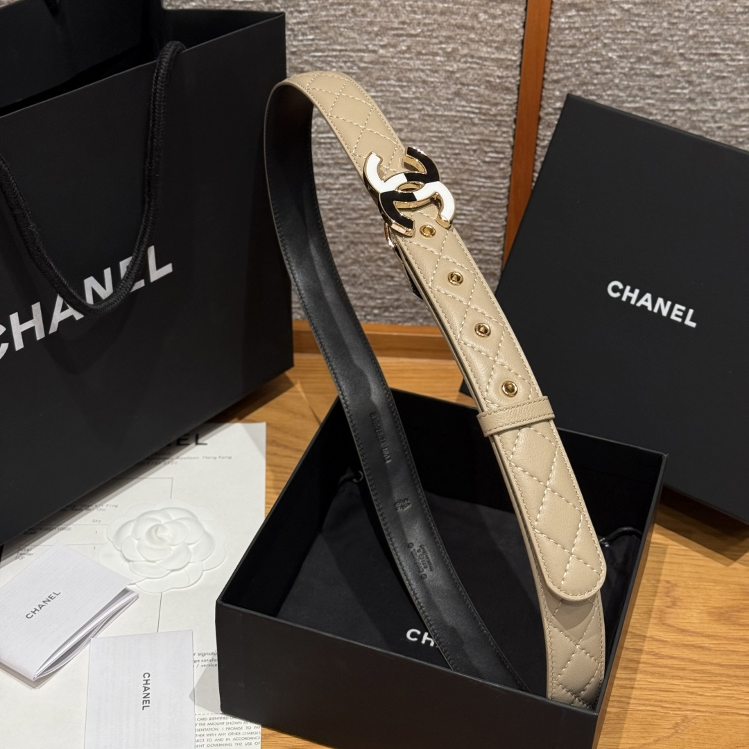 -香家新款女士腰带经典金属双C字母标志，采用菱格羊皮，羊皮质感超柔软，五金扣头做工非常好，显示腰型，巨百