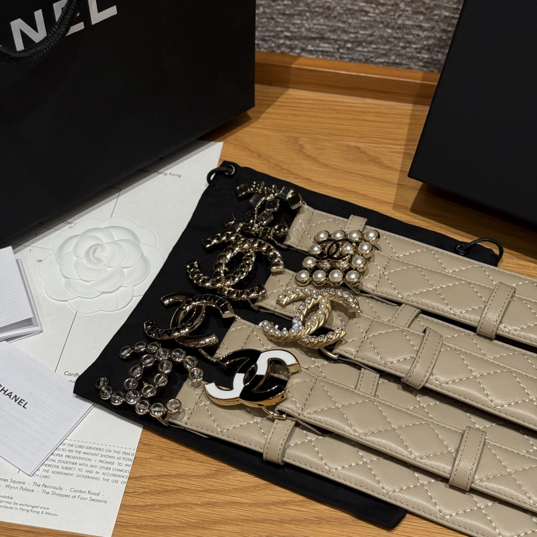 -香家新款女士腰带经典金属双C字母标志，采用菱格羊皮，羊皮质感超柔软，五金扣头做工非常好，显示腰型，巨百