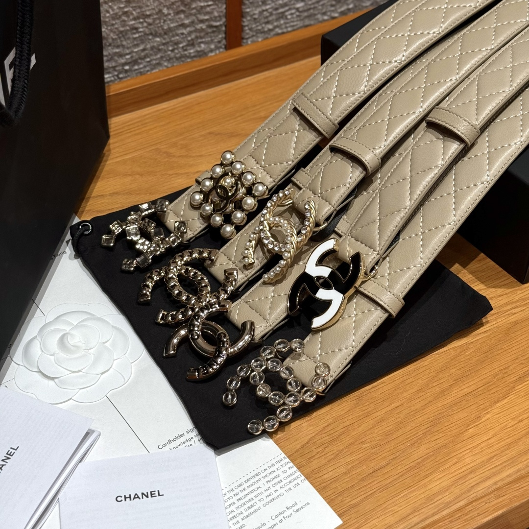 -香家新款女士腰带经典金属双C字母标志，采用菱格羊皮，羊皮质感超柔软，五金扣头做工非常好，显示腰型，巨百