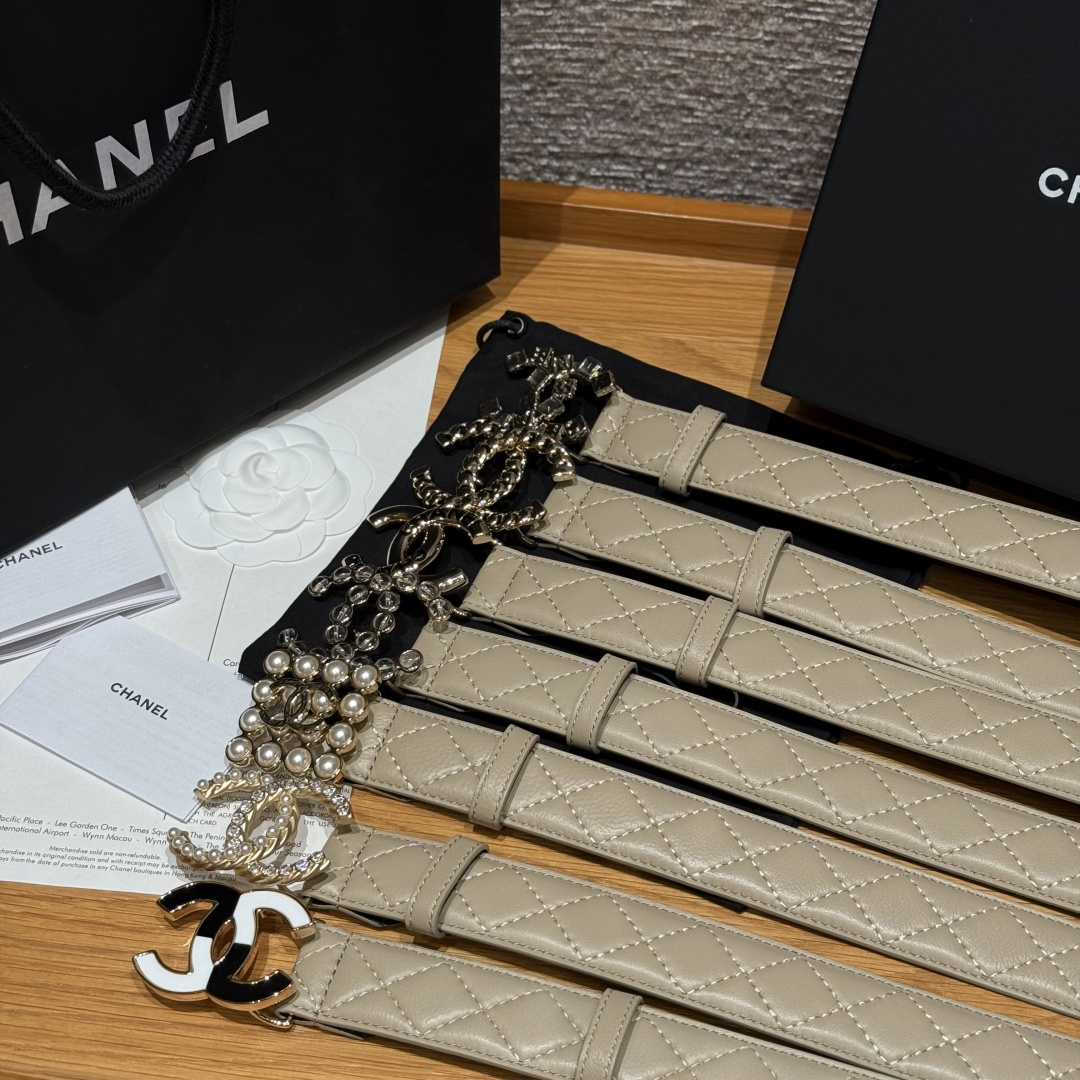 -香家新款女士腰带经典金属双C字母标志，采用菱格羊皮，羊皮质感超柔软，五金扣头做工非常好，显示腰型，巨百