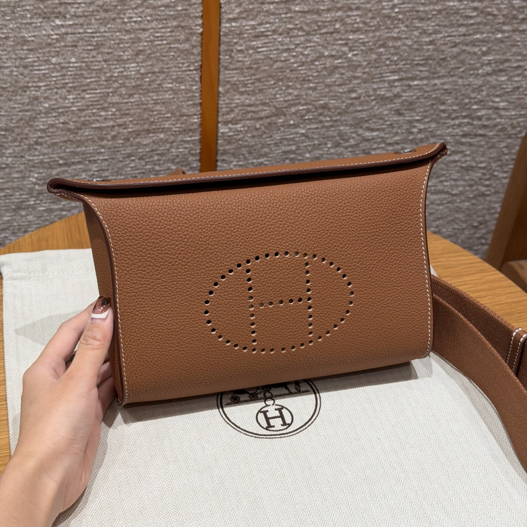 NO:893945,StyleVideoches Color37/Gold Size21*14*4cm LeatherTogo From France HardwareSilver Dinner plate bag, golden brown, togo leather, original cowhide imported from France, silver buckle, high-end handmade exclusive customization, customer order, Hermes, hermes, louis vuitton, tom ford, cowhide, Hermes,19860909StyleVideoches Colour37/Gold Size21*14*4cm LeatherTogo From France HardwareSilver 餐盘包,金棕,togo皮,法国进口原厂牛皮,银扣,高级全手工专属定制 客订实拍customer order,爱马仕,hermes,louis vuitton,tom ford,cowhide,Hermes,,Bag