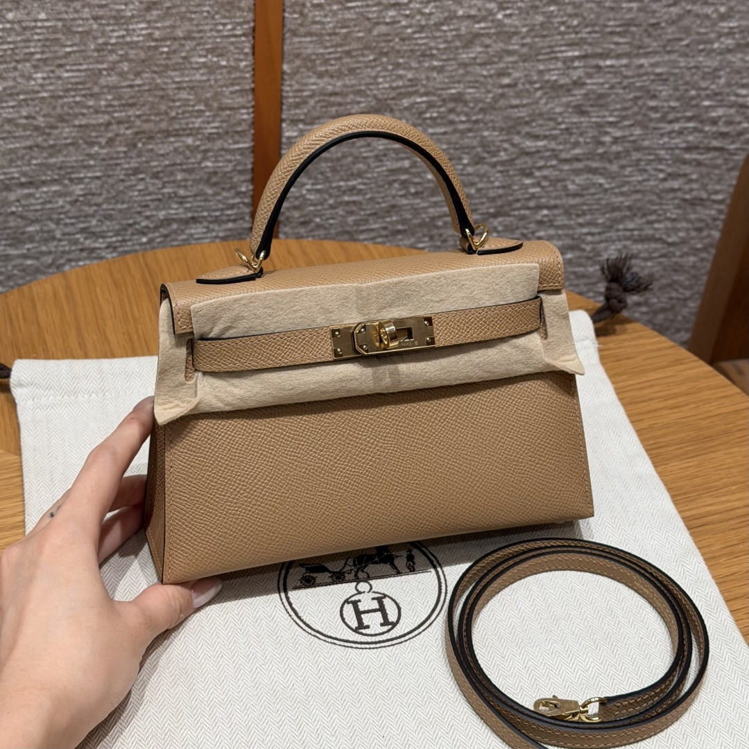 NO:852243,Kelly 19cm second generation, milk tea color, original cowhide leather palm print imported from France, gold buckle, high-end handmade exclusive customization, hand-made nails, hand-engraved hardware, stainless steel diode 18k hardware, Hermes, hermes, cowhide, Hermes,19860909Kelly 19cm二代,奶茶色,法国进口原厂牛皮掌纹,金扣,高级全手工专属定制纯手工手打钉,手刻五金,精钢电渡18k五金,爱马仕,hermes,cowhide,Hermes,,Bag